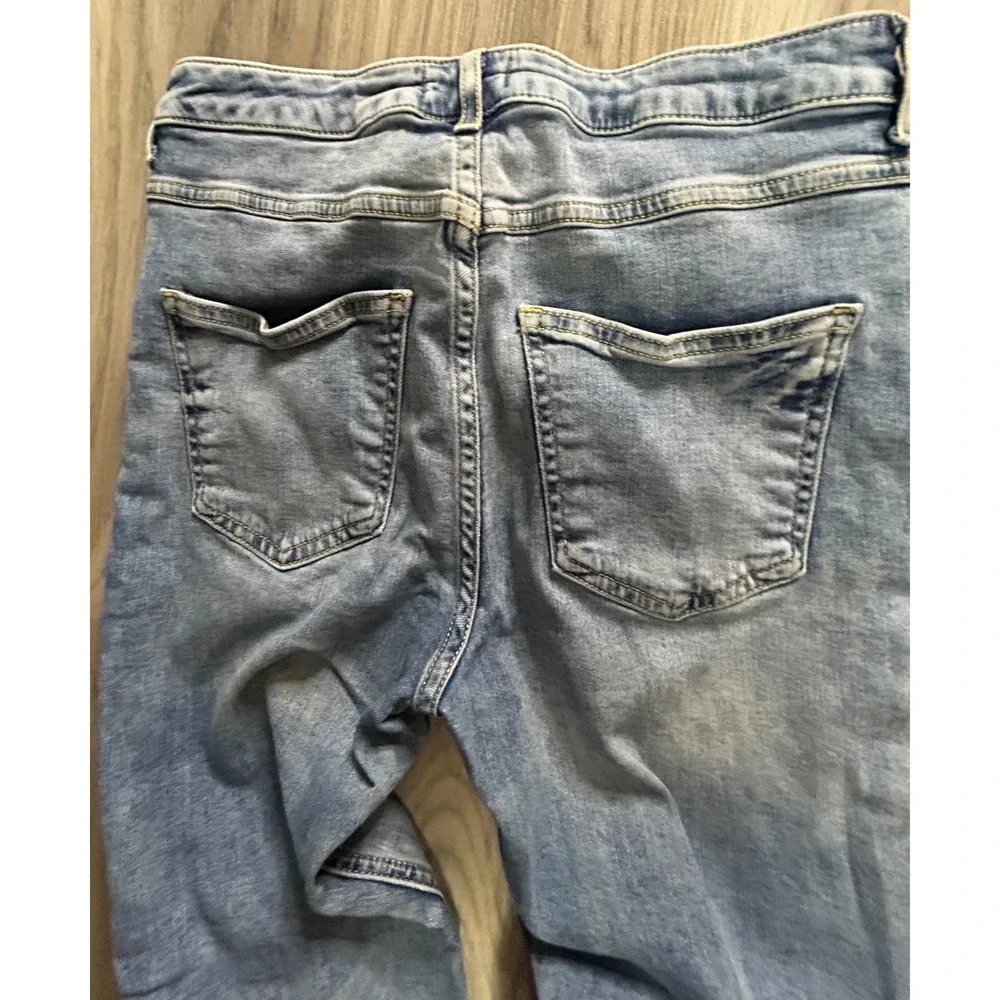 Forever 21 Women Light Wash Distressed Ripped Raw Hem Straight Leg Jeans Size 26